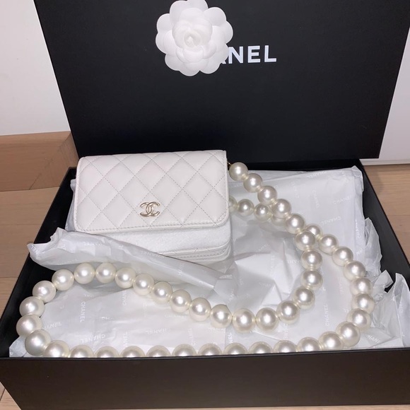 CHANEL Handbags - SOLD❌Chanel white mini wallet on the chain
